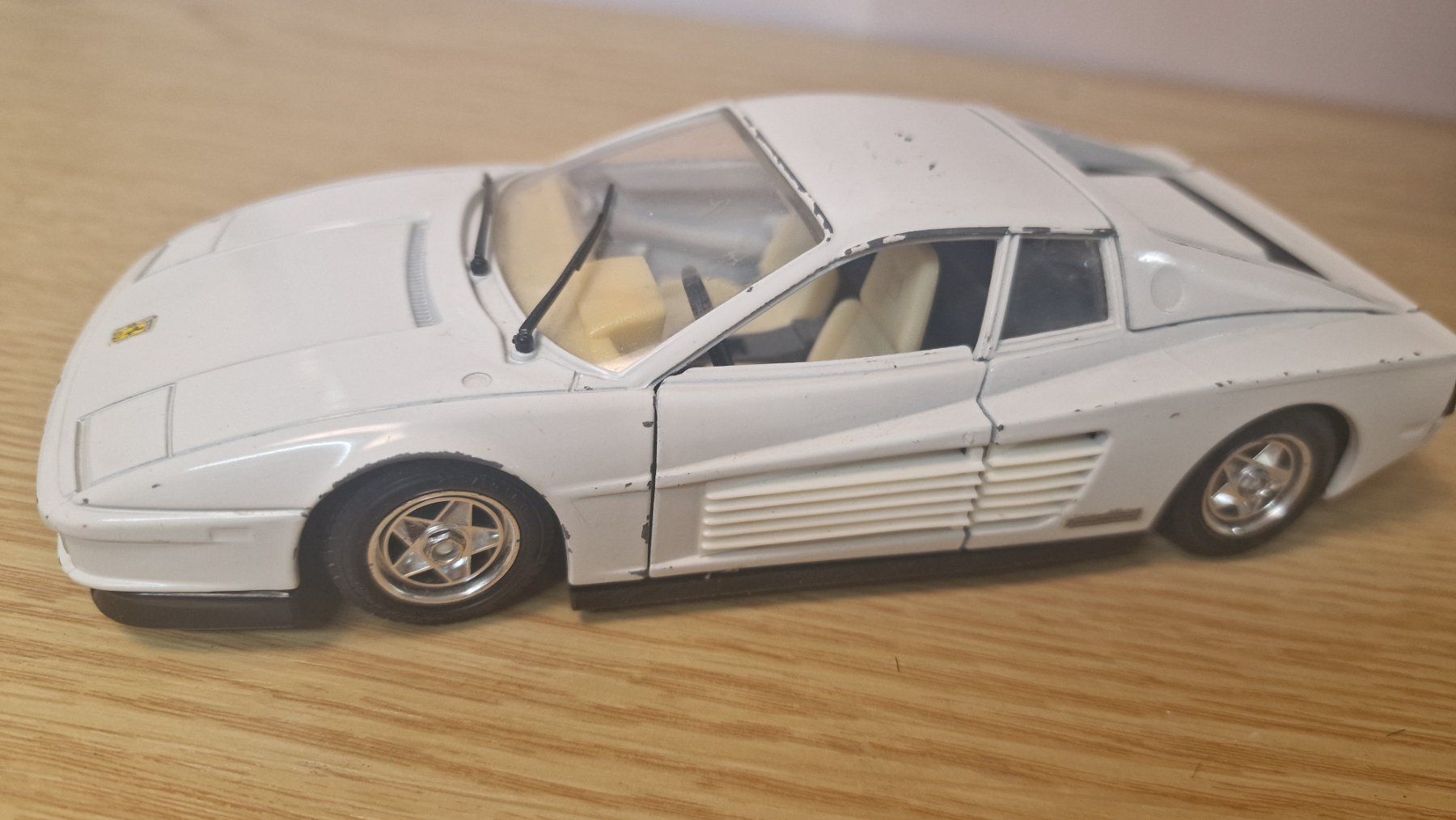 Bburago Voitures modèles: Modellauto 1/24, Ferrari Testarossa, 1984 – D'occasion à Weisslingen par and-lo73