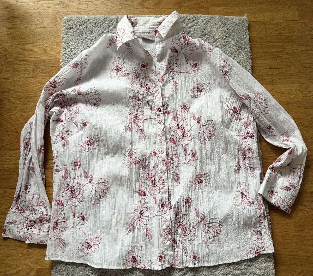 Blusen: Damen Bluse weiss geblümt Grösse 52  – Gebraucht aus Mosnang von Dojajolele