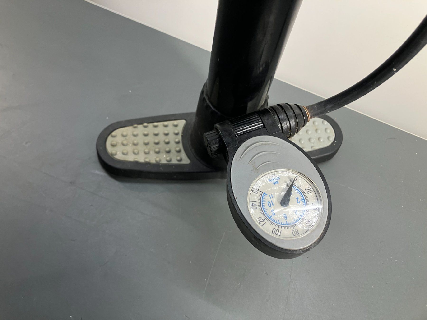 Pumpen: gr. Luftpumpe mit Druckanzeige ab 1.- – Gebraucht aus Lichtensteig von Buy24International 1