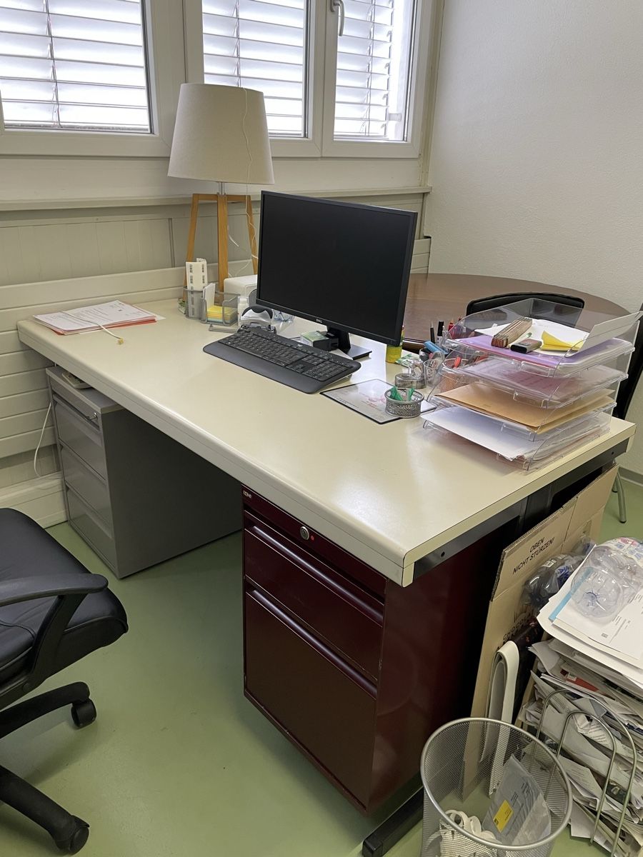 Bureaux: Massives Büropult – D'occasion à Grosshöchstetten par CharaCha15