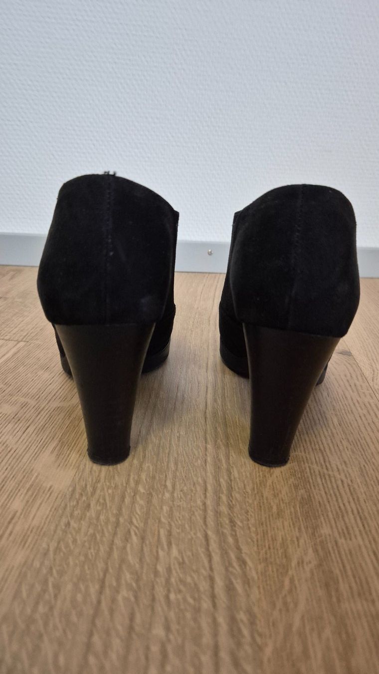 Damenschuhe: Black suede heeled ankle boots, second-hand – Gebraucht aus Adliswil von ant_shc7 4