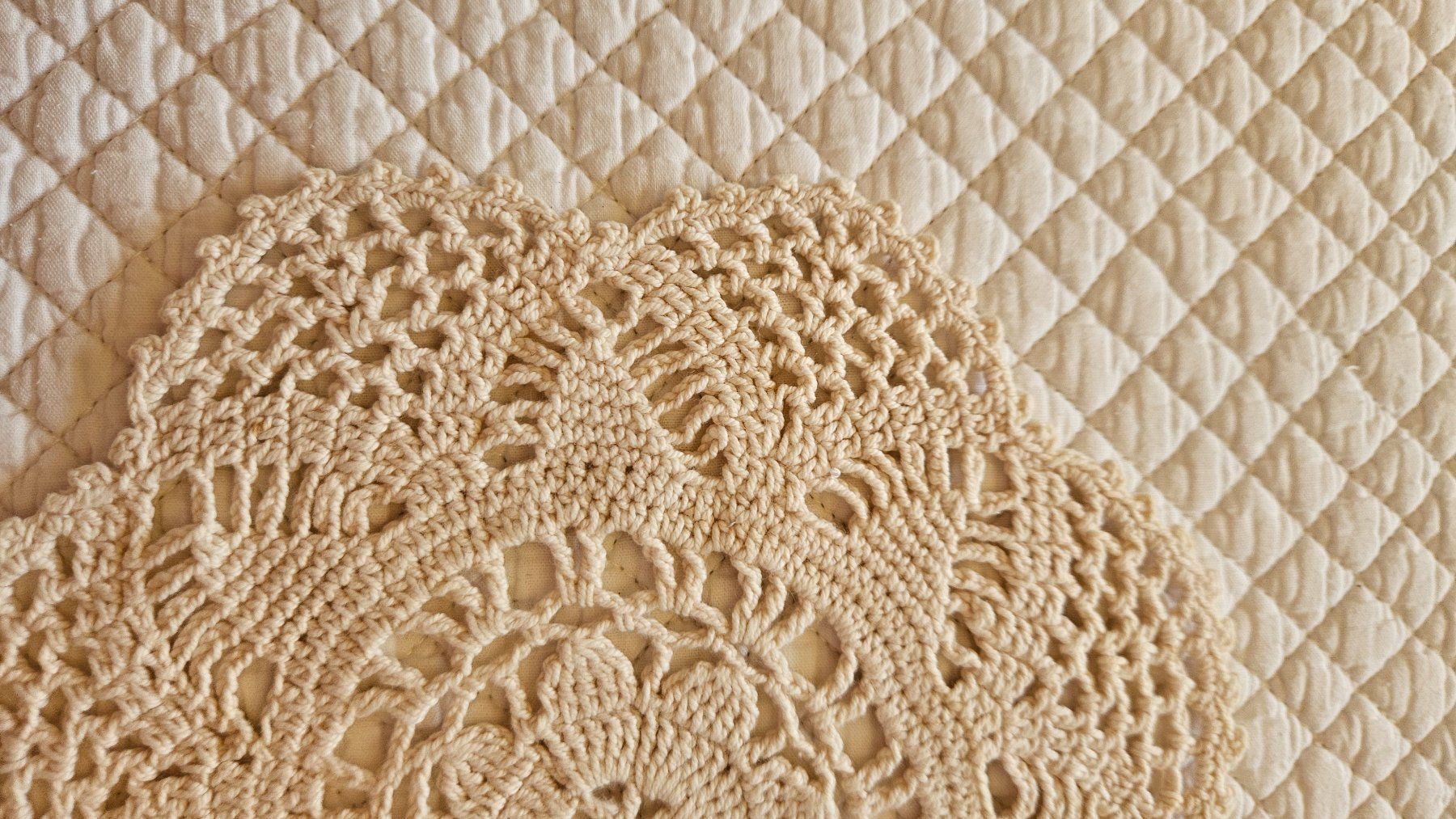 Altra biancheria da tavola: Spitzendeckchen Spitzendeckeli D18 cm Deckeli Hellbbeige – Usato da Gossau ZH venduto da LeoniesDeko 1