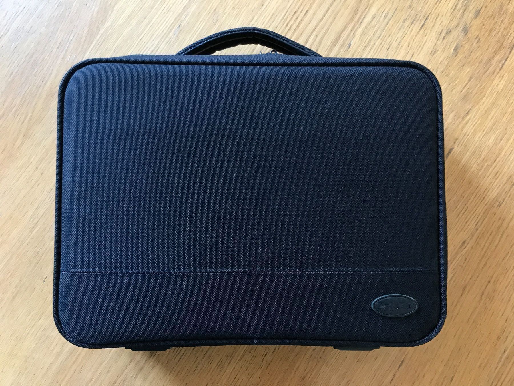 Apple Notebook: Apple Case e-Pac Carry - MacBook Air & MacBook Pro – Usato da La Chaux-de-Fonds venduto da lodebe
