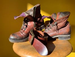 Stiefel und Ledergürtel in Cognac-Braun-Orange-Farbe