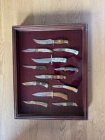 Sammlervitrine mit Jagdmessern, 13 Stück, Rarität!