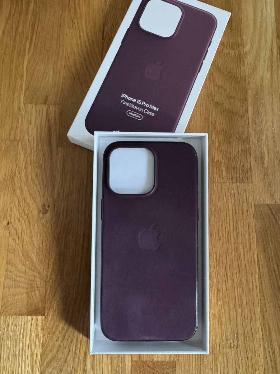 Apple Cover & Protezioni schermo: Apple Cover iPhone 15 Pro Max FineWoven | Mulberry – Nuovo (secondo la descrizione) da Allschwil venduto da KShing 1