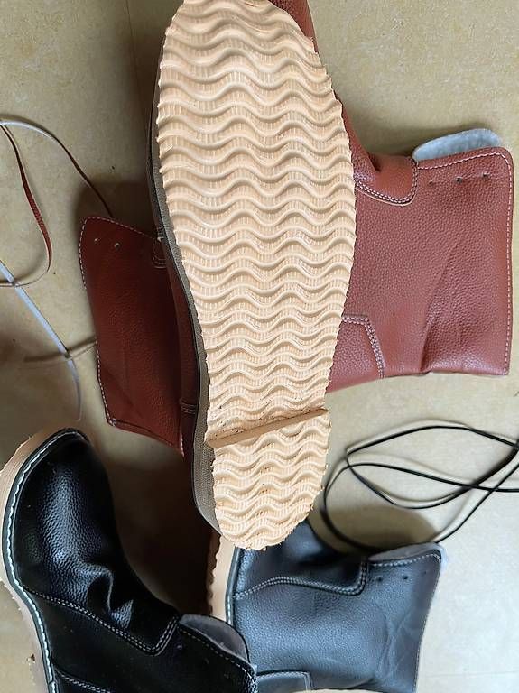 Scarpe da donna: 2 Winterstiefel wasserdicht neu 38 – Usato da Meiringen venduto da Bignoddy 2