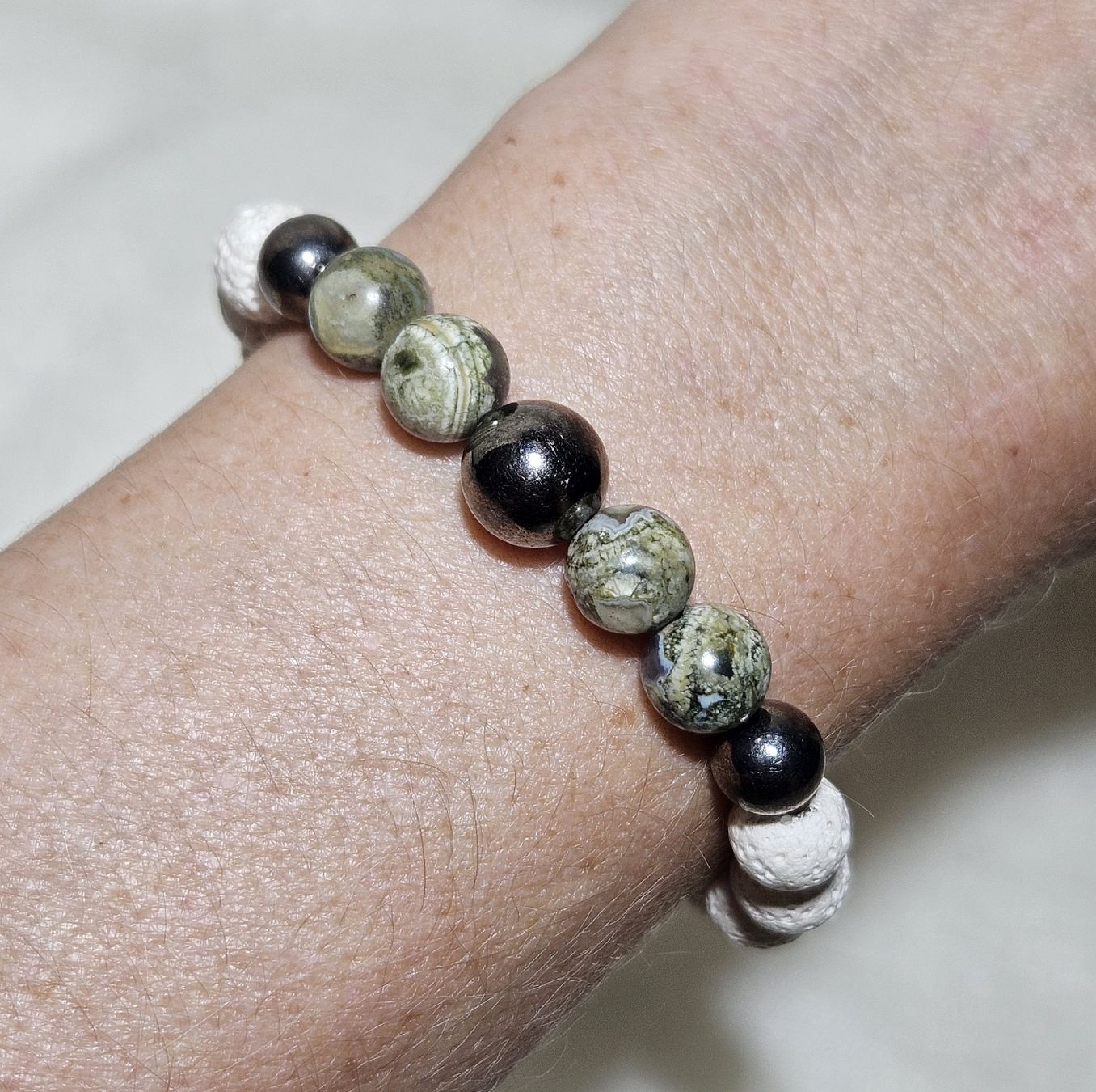 Bracciali & Braccialetti: weisse Lavastein-Mix Armk. - Spendenaktion – Nuovo (secondo la descrizione) da Unterkulm venduto da Nachtigall 2