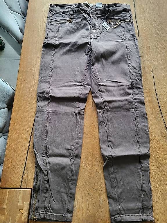 Pantaloni: Pantalon femme  – Usato da Ecuvillens venduto da loloall 1
