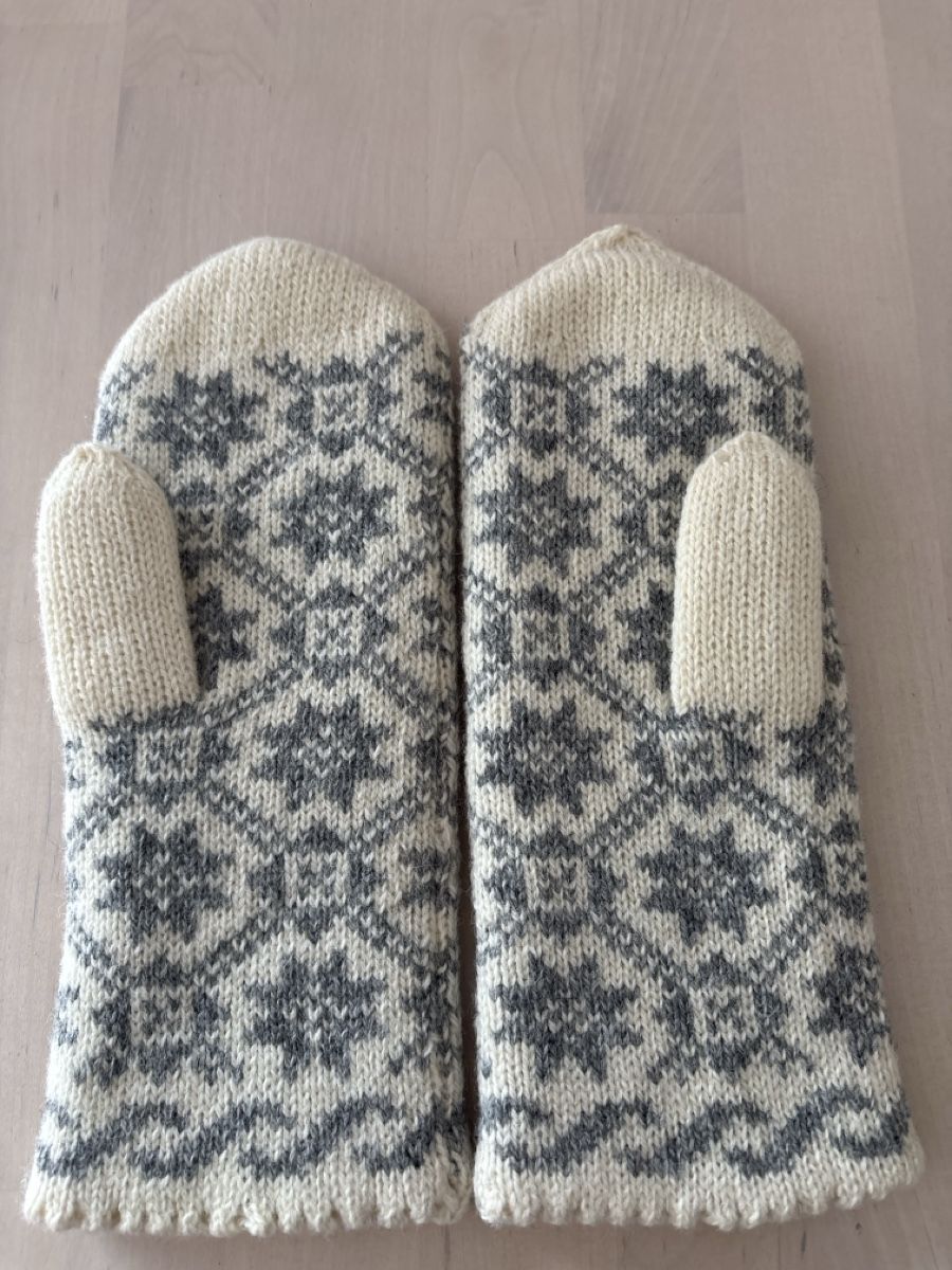 Gants & mitaines : Gestrickte Fausthandschuhe mit Muster Creme/Grau Grösse M – D'occasion à Sirnach par khe_q88w 1