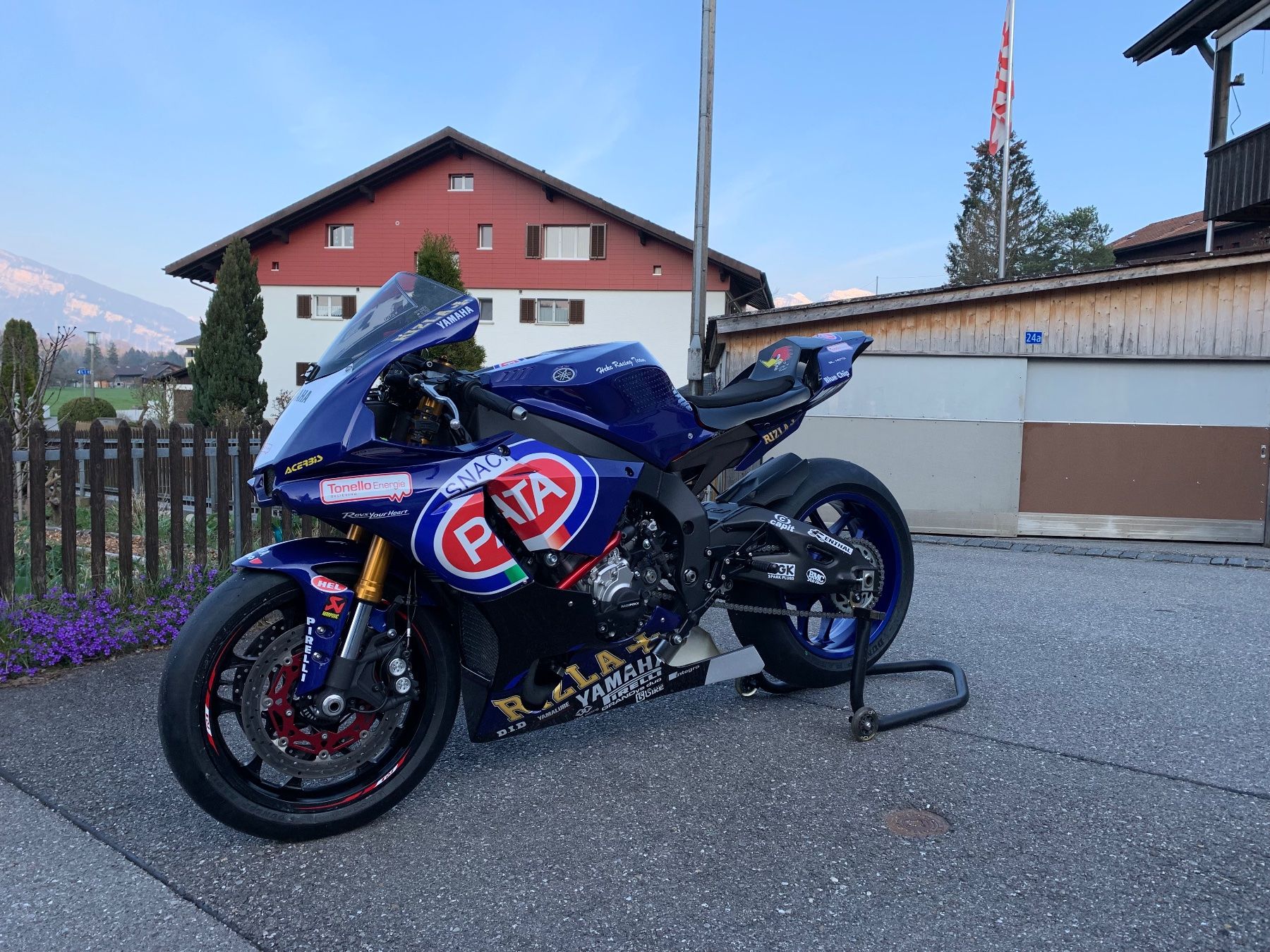Yamaha Strada: Rennmotorrad R1 – Usato da Interlaken venduto da Audi.RS3