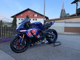 Rennmotorrad R1