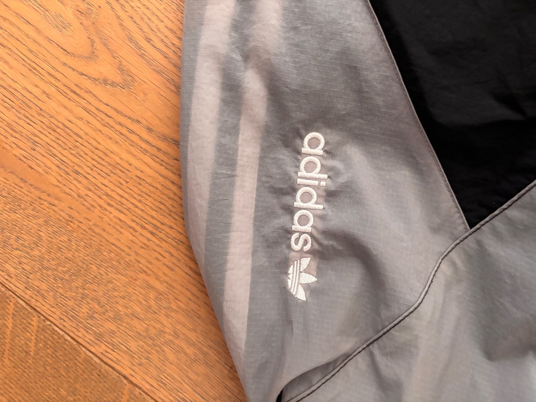Adidas Giacche: Retro Adidas Trackjacke schwarz-grau-weiss – Usato da Trübbach venduto da Nico.Broder 3
