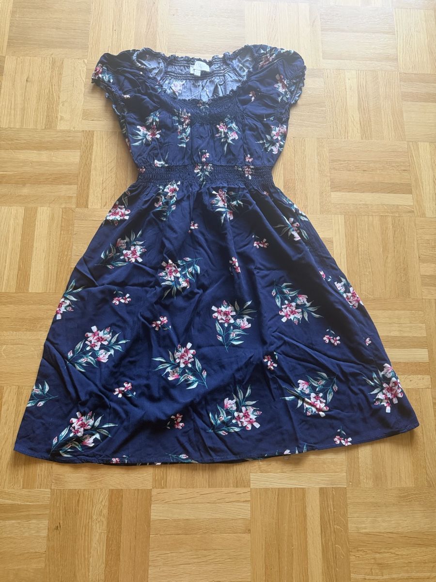Robes et jupes: Sommer Kleid dunkelblau mit Blumen, Gr. 140 – D'occasion à Kilchberg ZH par Von_dutch