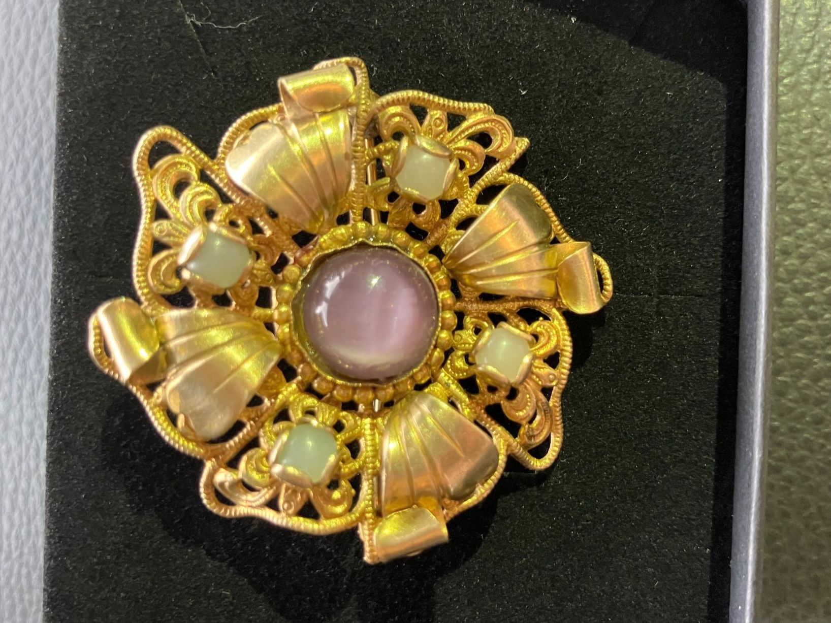 Spille & Fermagli: Broche vintage dorée avec pierre lilas – Usato da Peseux venduto da CharmeCommerce 1