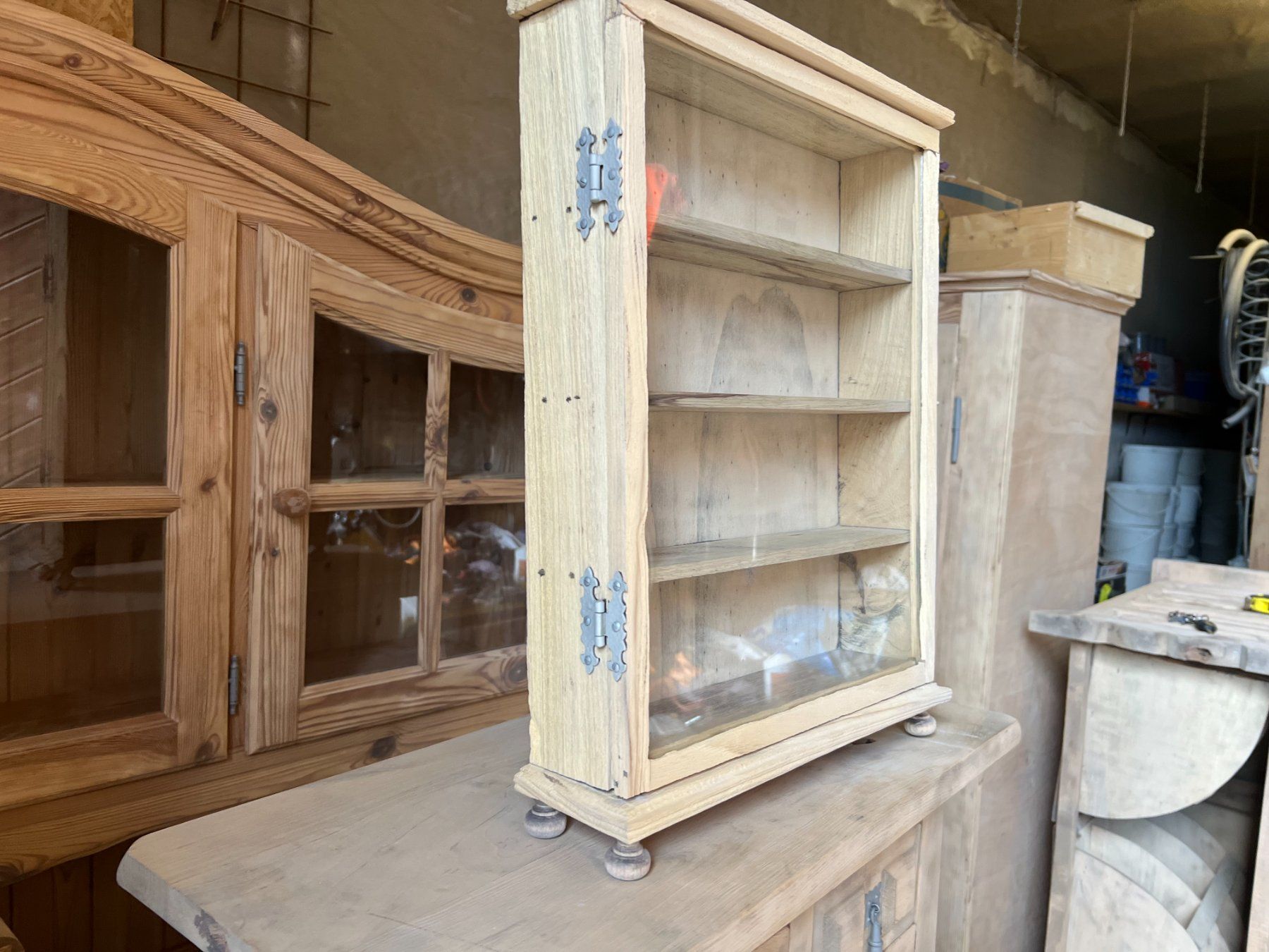 Vitrinen: ART 1119-J Petite étagère vitrine sablé – Gebraucht aus Pont-La-Ville von BCMGLEAL 2