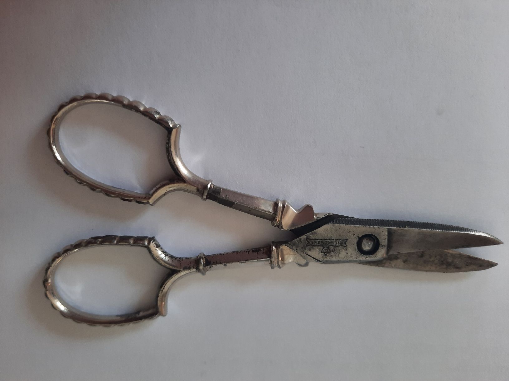 Tutti gli attrezzi: Ancienne petite PAIRE de CISEAUX de COUTURE – Usato da Le Locle venduto da marylise01