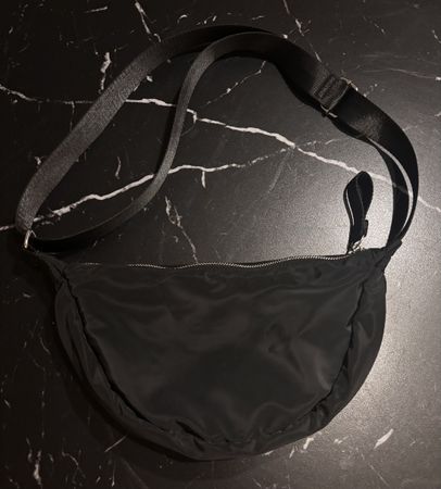 Schwarze Schultertasche – Nylon – Verstellbarer Gurt