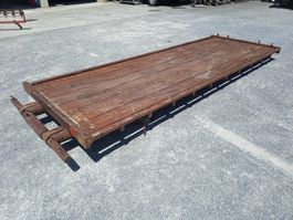 Holzbrücke von altem Brückenwagen / Anhänger