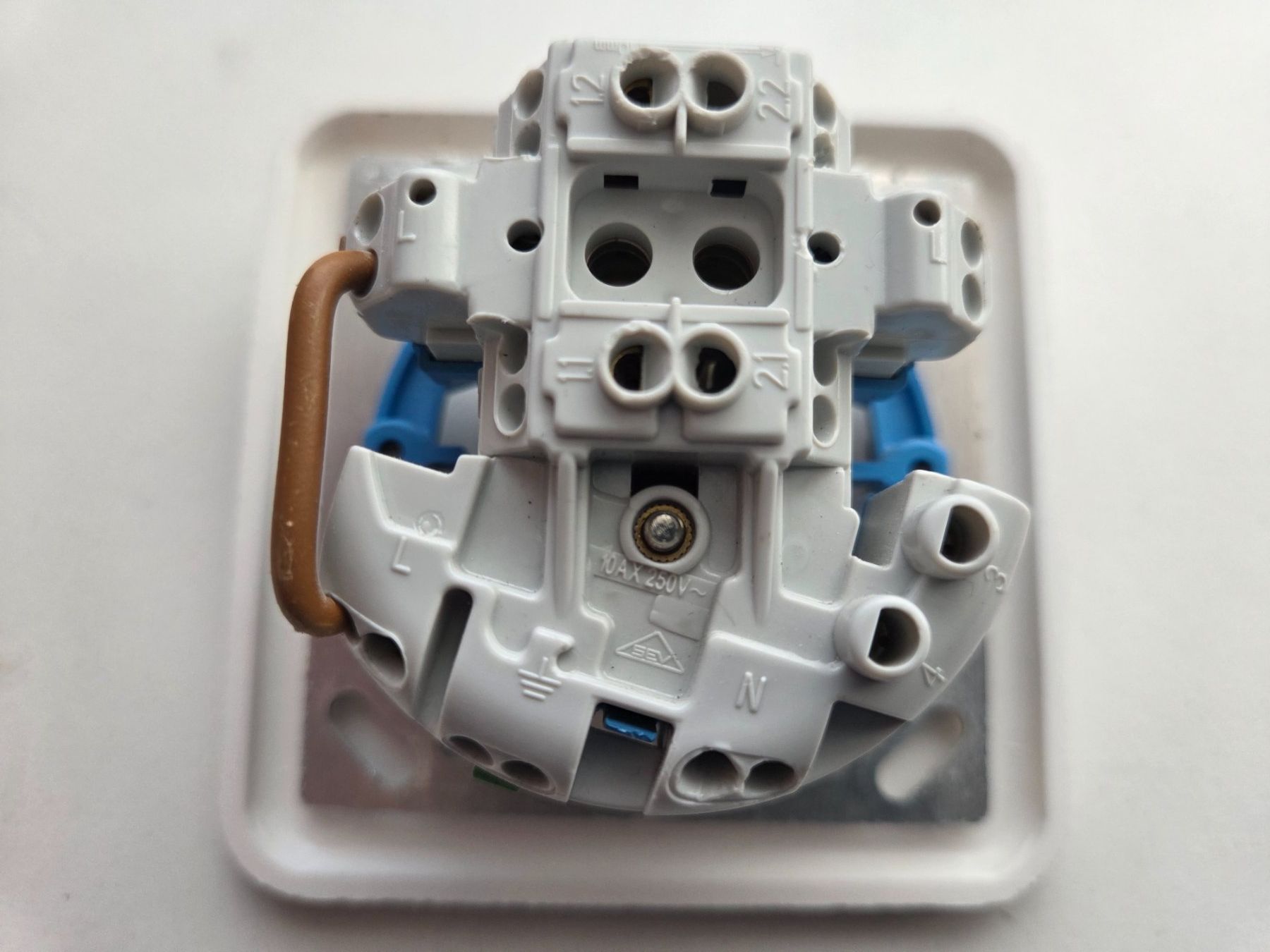 Hager Stecker: Hager UP Kleinkombi Sch3/T13 Steckdose – Gebraucht aus Zürich von Alibaba1234 1