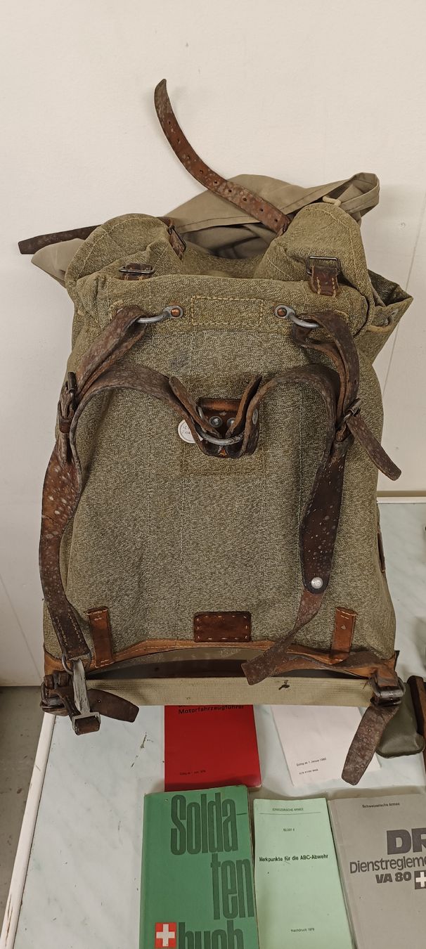 Schweizer Armee Zaini: Schweizer Militär Rucksack & Zubehör Set  – Usato da Pfäffikon ZH venduto da K-V-M 2