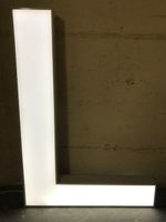 sehr grosser Leuchtbuchstaben L weiss von JUVENTUS SCHULE