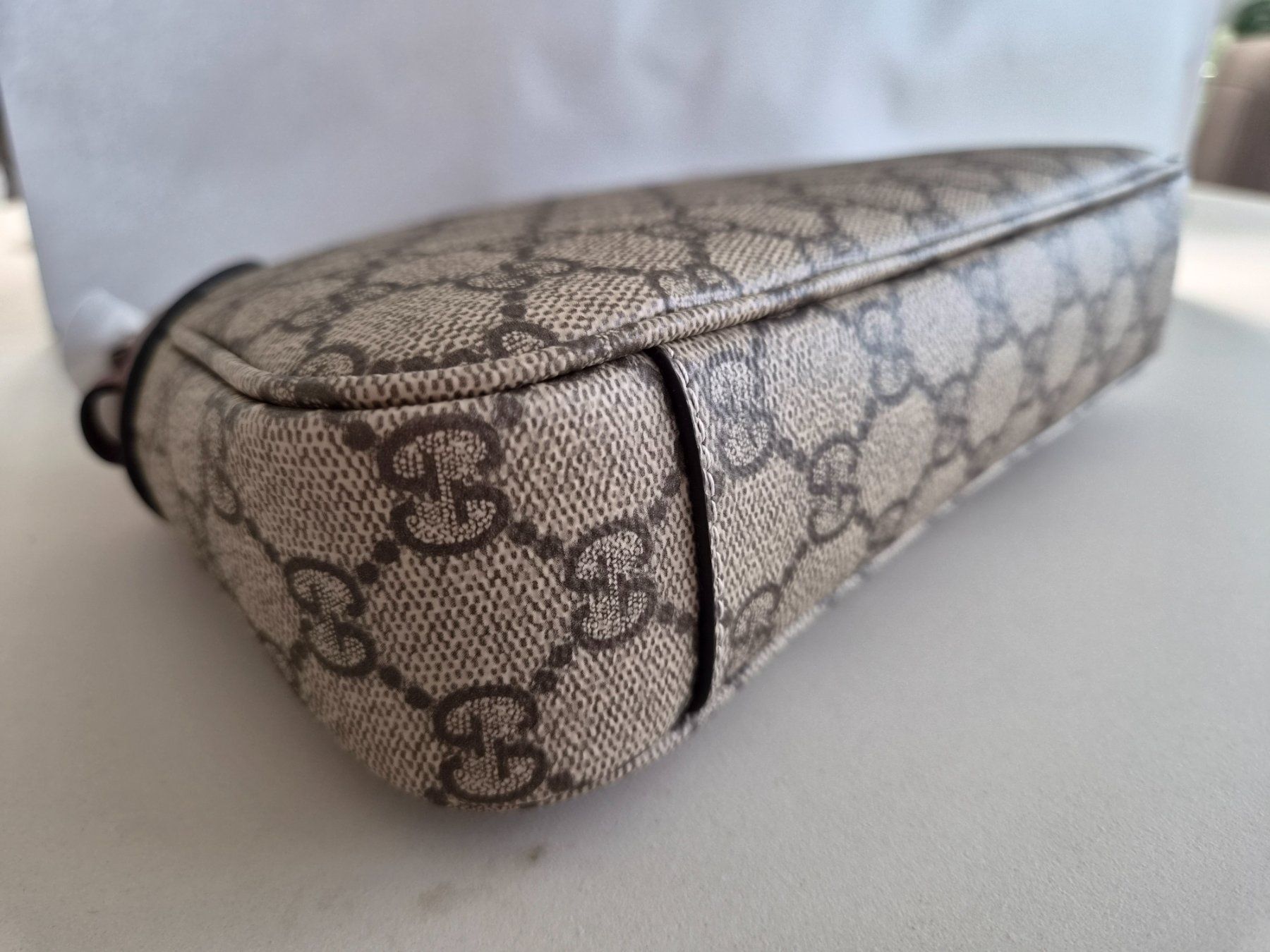 Gucci Borse da donna: New !  Gucci Emblem Shoulder Bag – Nuovo e nell'imballaggio originale da Oberrohrdorf venduto da RosePourpre 2