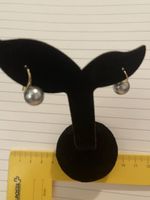 Très Jolies boucles d’oreilles perle grise 2 cm leger