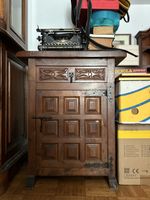 Holzschrank mit Schublade und Schnitzereien, rustikal