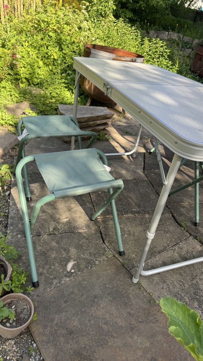 Decathlon Set di tavolo e panche: Camping Tisch mit 4 Hockern – Usato da Wallisellen venduto da ocz_t6fv 1