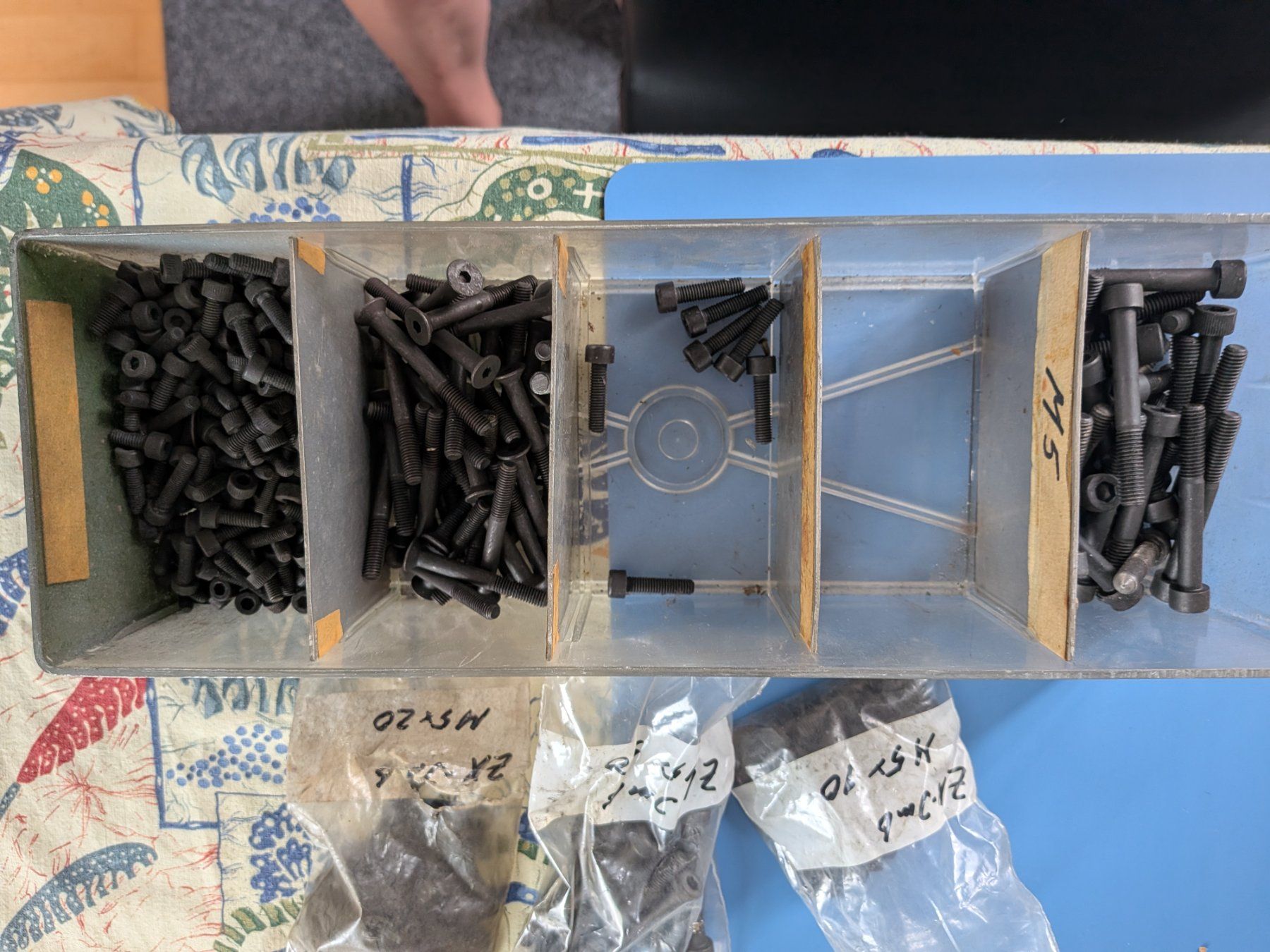 Tutti gli attrezzi: dvierse schwarze Inbusschrauben – Usato da Wiezikon b.Sirnach venduto da Bb7 2