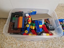 Lego Kiste mit verschiedenen Lego Bauteilen