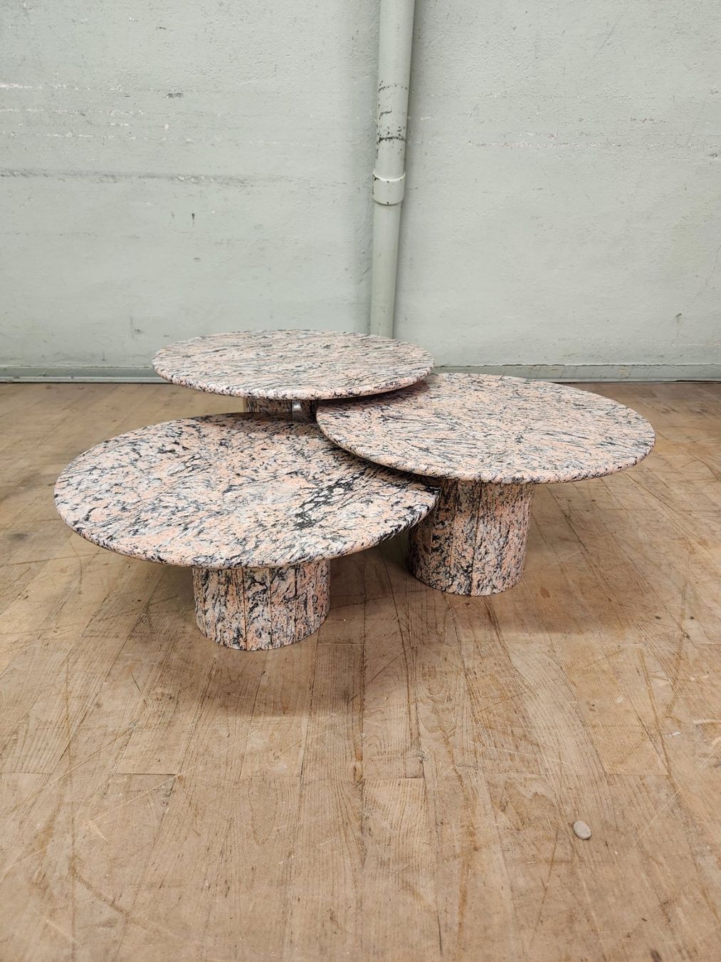 Tavoli: Runde Designer Couchtische aus Granit – Usato da Lichtensteig venduto da UsedIN 3
