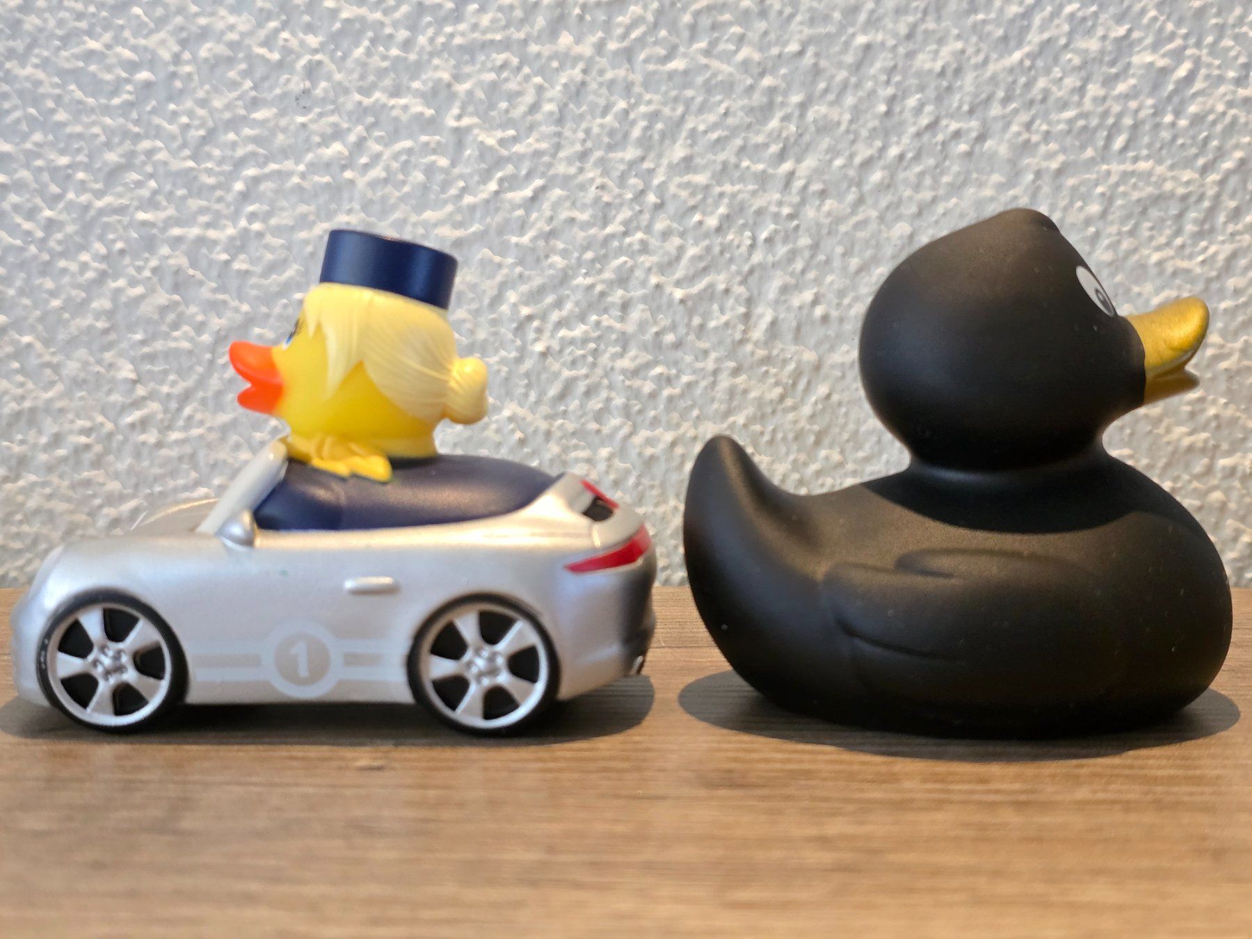 Lufthansa Giocattoli: Lufthansa Porsche Badeente Gummiente Ente First Class – Nuovo (secondo la descrizione) da Küsnacht ZH venduto da Hitch1 4