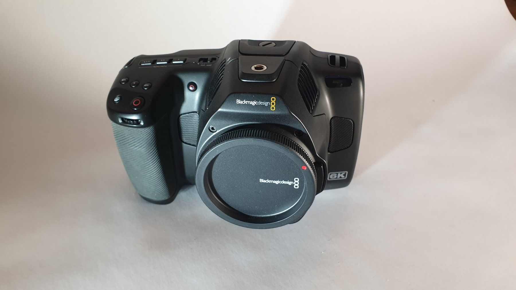 Blackmagic Videocamere: Blackmagic Pocket Cinema Camera 6K G2 + Davinci Studio – Nuovo e nell'imballaggio originale da Peccia venduto da mag_qvx5