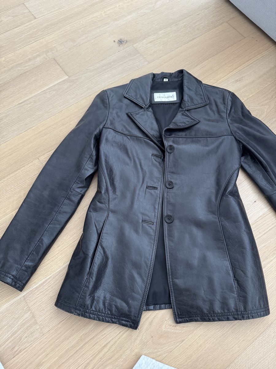 Giacche: Lederjacke von Leonardo, Grösse 34 – Usato da St. Gallen venduto da ElmedinaZ
