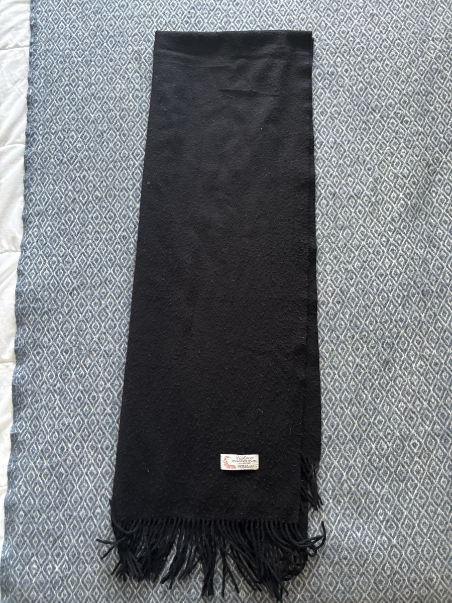 Foulard & Sciarpe: Warm Winter Scarf: Luxurious Black Cashmere, Excellent – Usato da Zürich venduto da the_hwh7