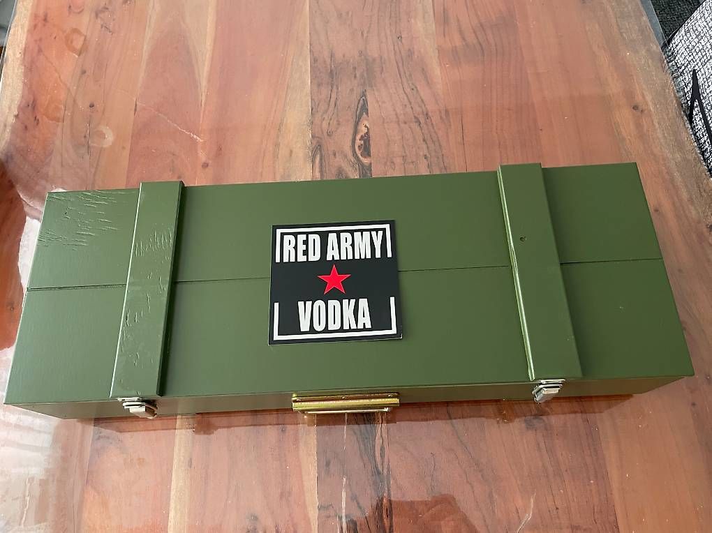 Spiritueux: Red Army Vodka-Set Kalaschnikov – D'occasion à Glattpark(Opfikon) par TheaSeddig
