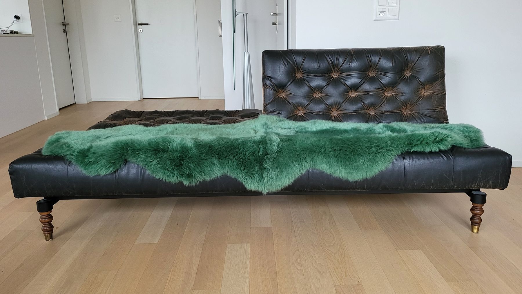 Tappeti: Echtes Doppelfell in der Farbe moosgrün – Nuovo e nell'imballaggio originale da Neuhausen am Rheinfall venduto da Lambskin