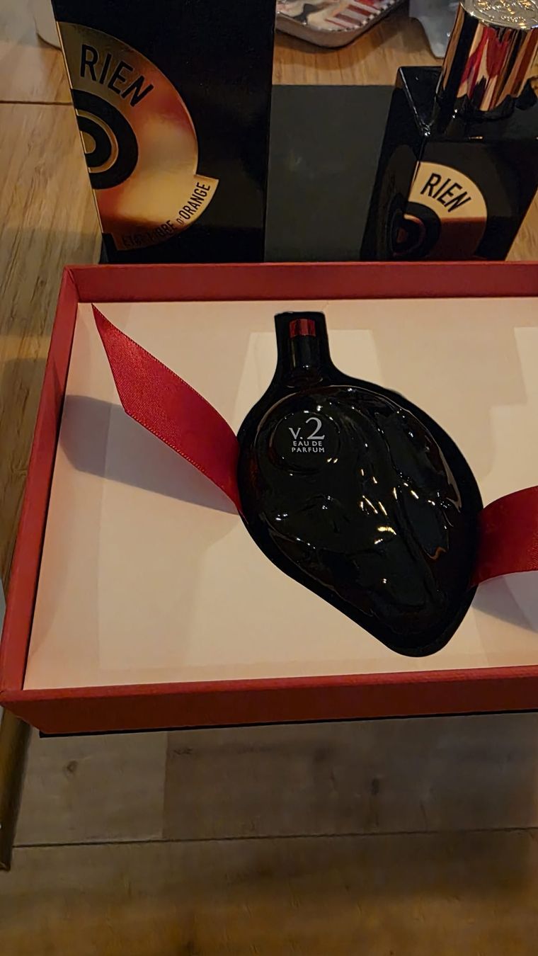 Profumi & Eau de Toilette: Black Heart V2 + Rien Intense Incence  – Usato da Lausanne venduto da Andonia
