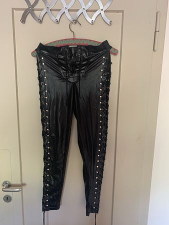 Lederhose schwarz Schnürung seitlich Grösse S