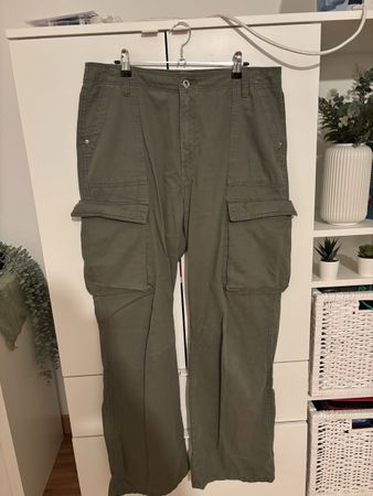 Damen Cargohose olivgrün weit geschnitten guter Zustand