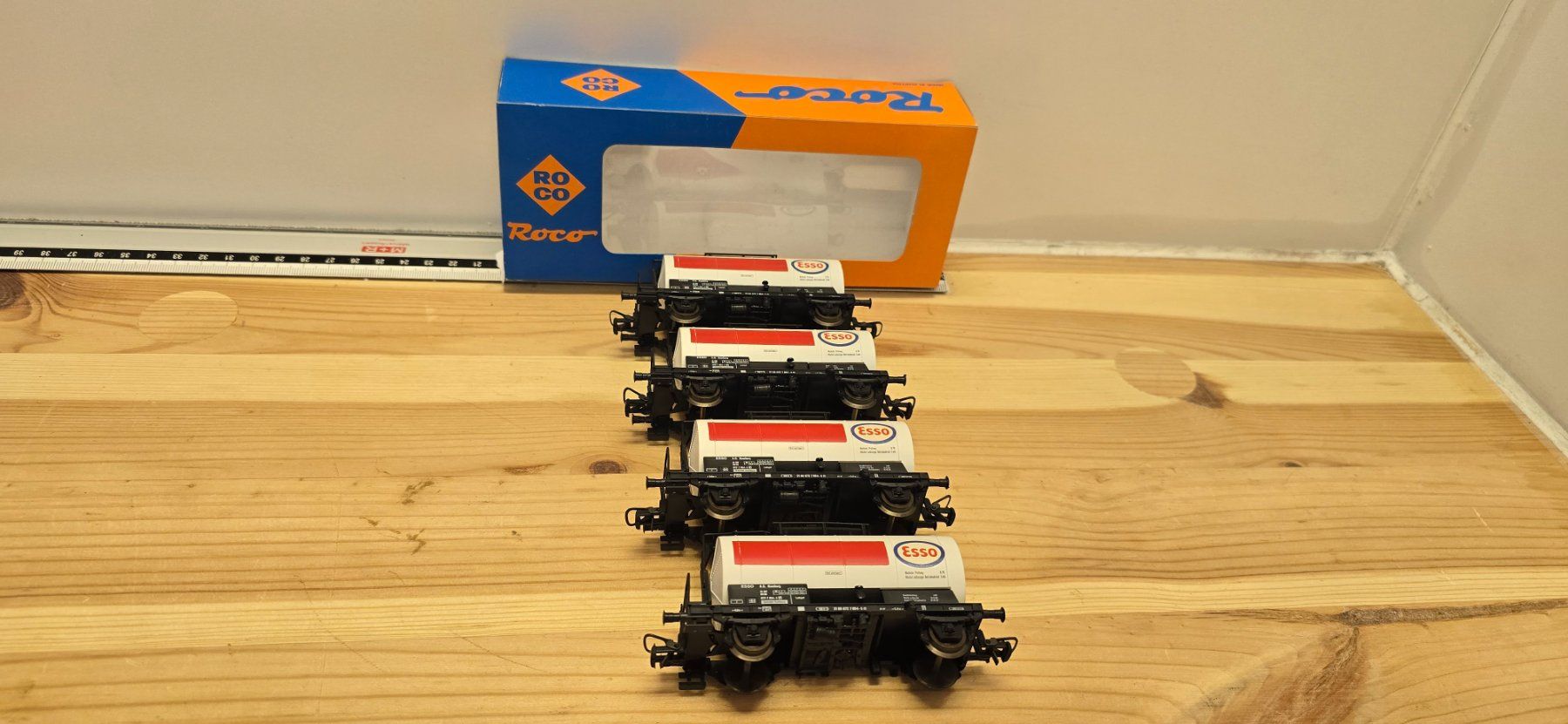 Roco Modellini di ferrovie: 4er Set Roco 4336 B Kesselwagen Esso – Nuovo (secondo la descrizione) da Büsserach venduto da ModellbahnDepot
