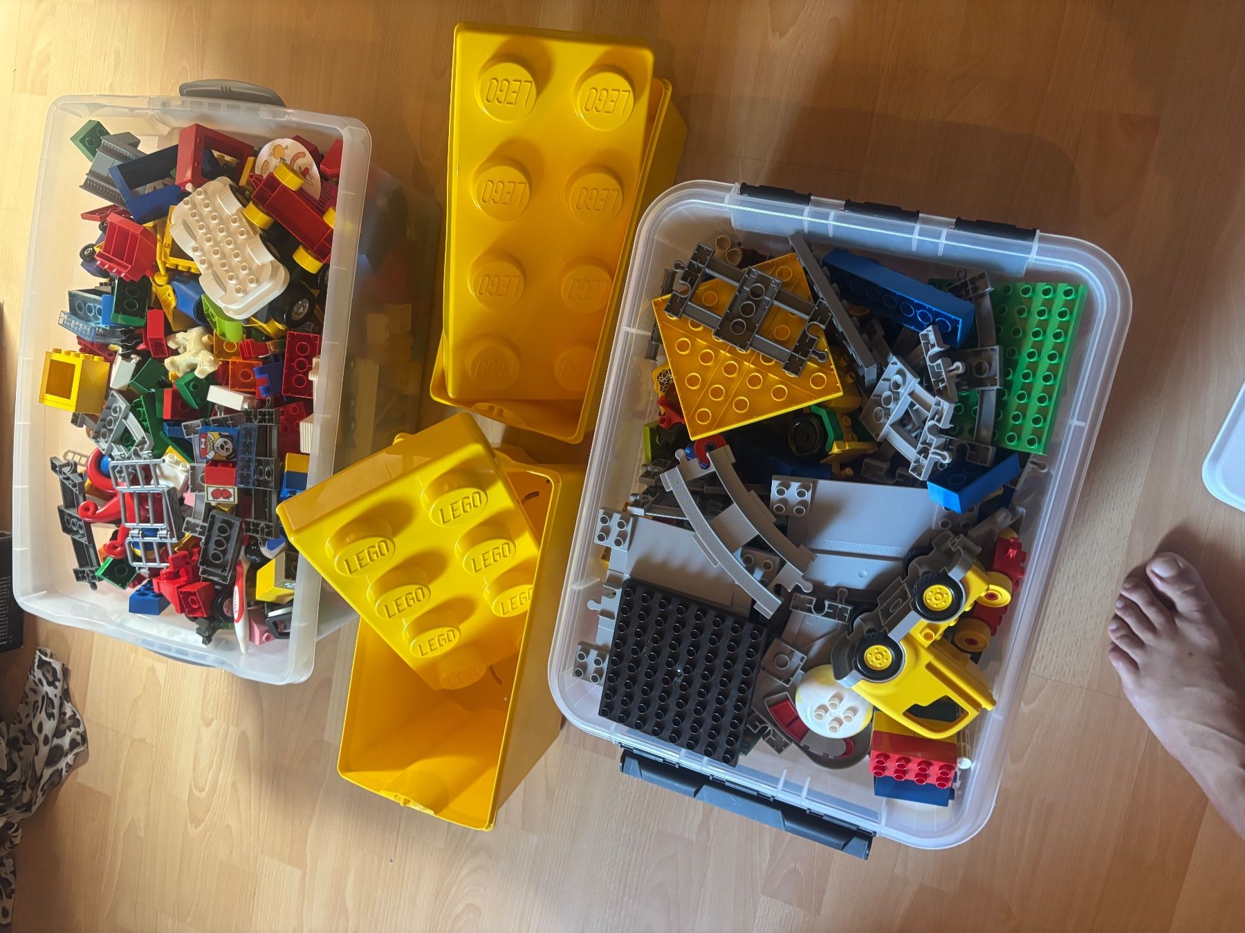 Lego Spielzeuge: LEGO Konvolut mit 2 Kisten und Behältern – Gebraucht aus Meyriez von Patrickeasy87 1