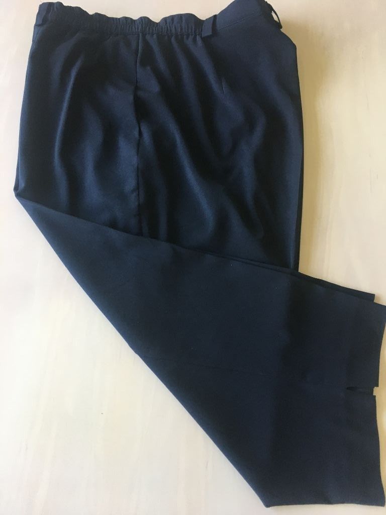 Pantaloni: Capri-Hose, wadenlang, Gr.48, schwarz – Usato da Russikon venduto da Pebblybeach 1