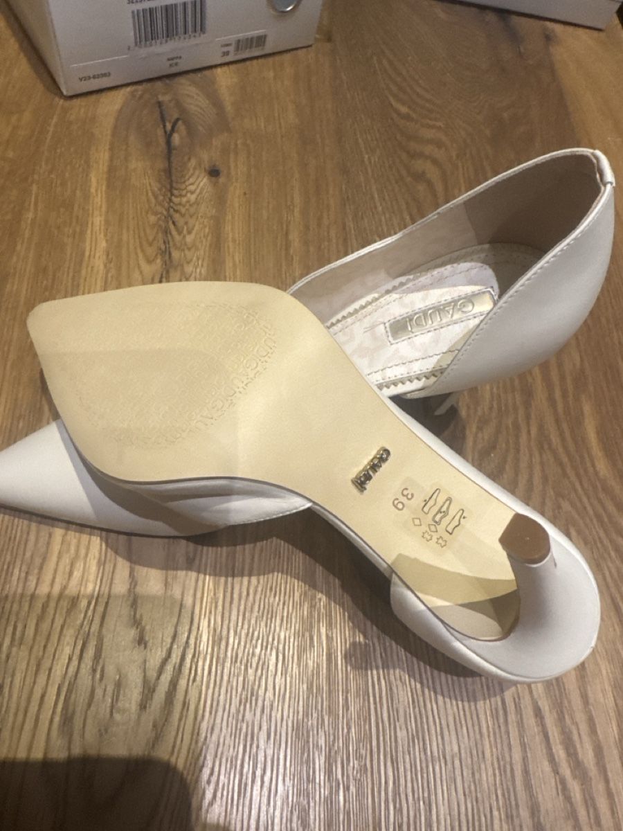 Damenschuhe: GAUDI Pumps weiss Grösse 39 neu mit Box – Neu und originalverpackt aus Rapperswil SG von LR07 3