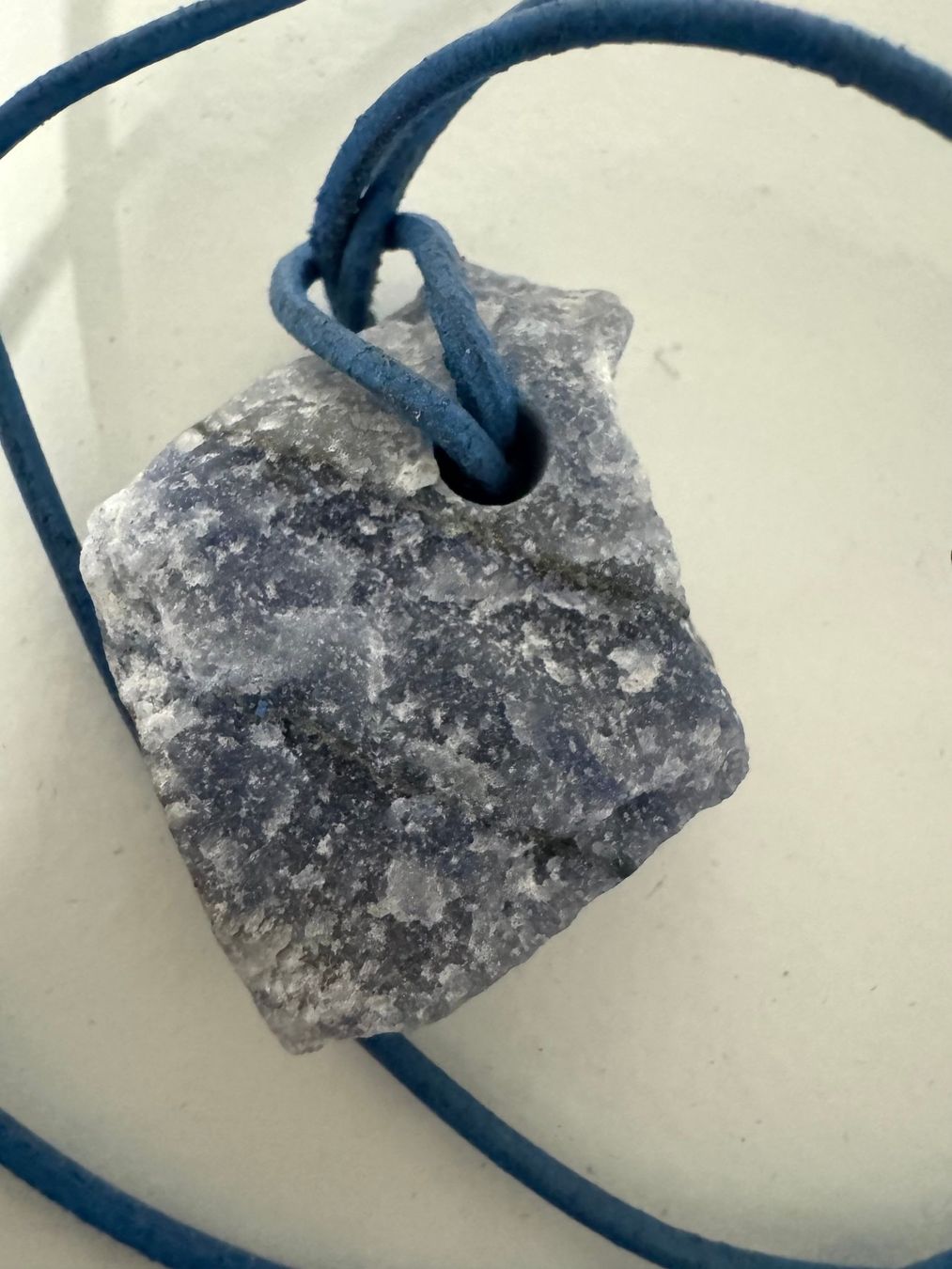 Pietre preziose: Blauquarz roh,  an Lederkordel. – Nuovo (secondo la descrizione) da Biberist venduto da Steine