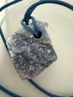Blauquarz roh,  an Lederkordel.