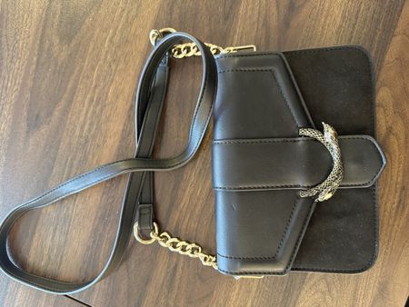 Elegante Handtasche in Schwarz mit goldener Kette