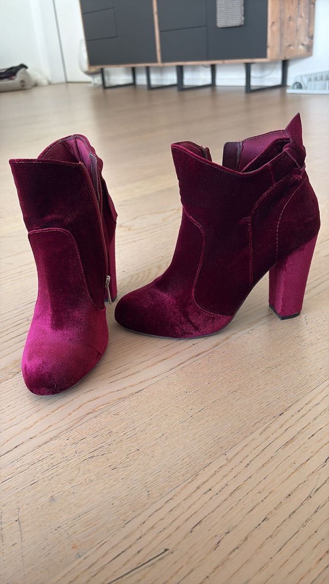 Damenschuhe: Stiefeletten Samt Bordeaux – Gebraucht aus Bonaduz von cfm_5s5j